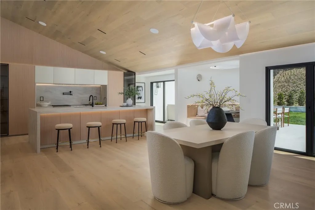 5826 Soledad Mountain