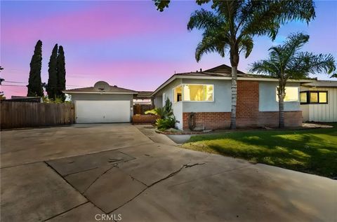 Photo of 2106 W Forest Ln, Anaheim, CA 92804 (MLS # OC26044655)