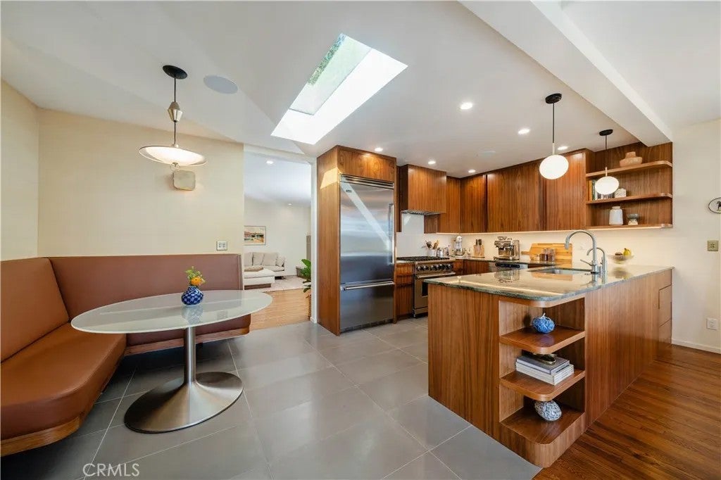 1011 W Mountain