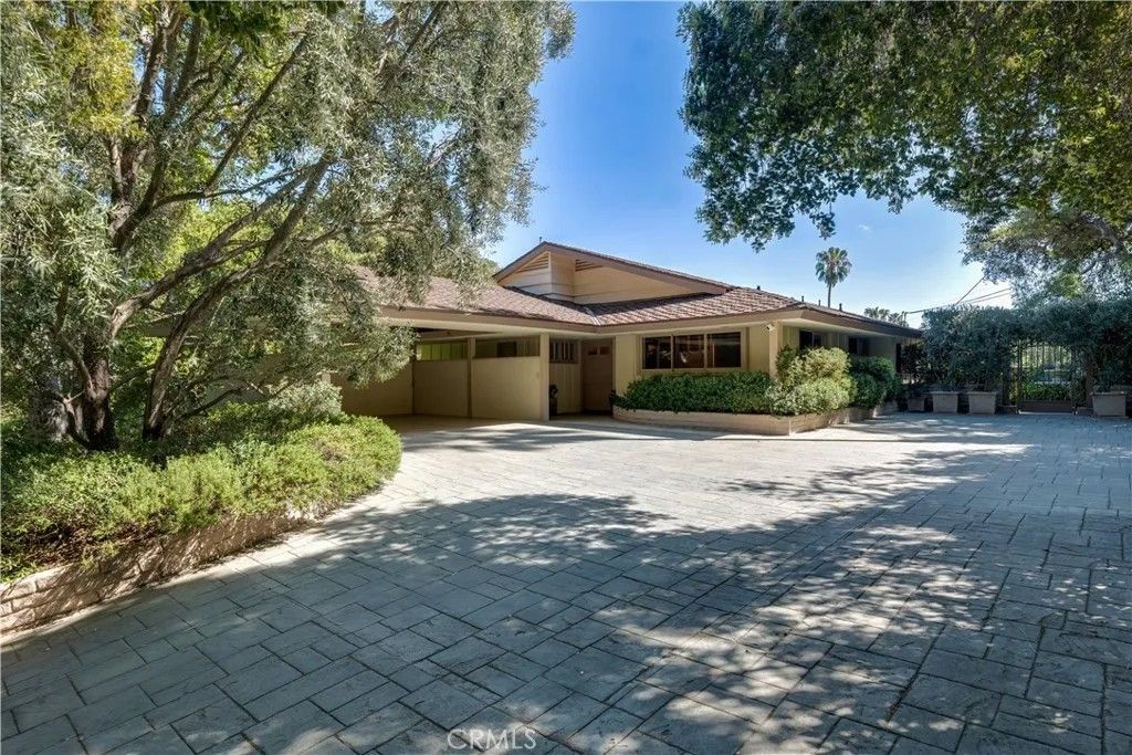 Photo of 16700 Bosque Drive, Encino, CA 91436 (MLS # SR26040658)