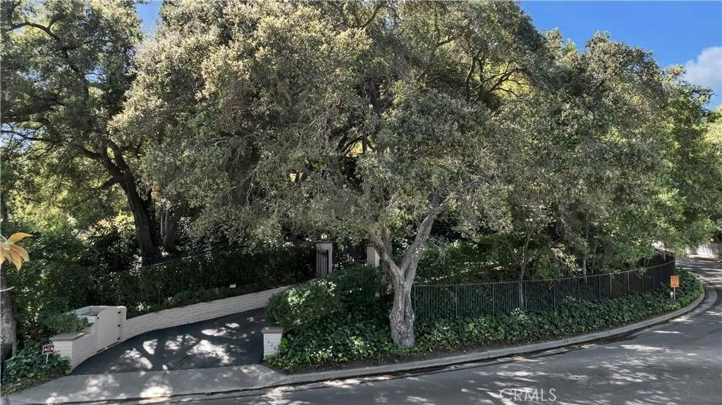 Photo of 16700 Bosque Drive, Encino, CA 91436 (MLS # SR26040658)