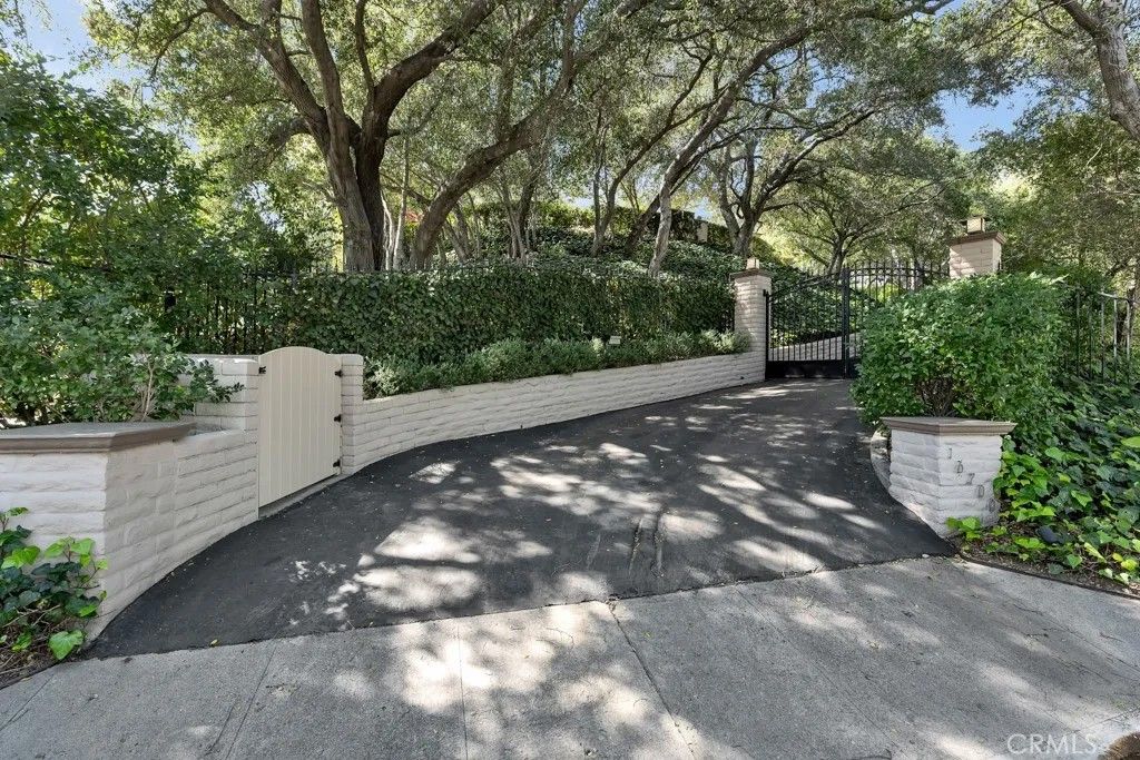 Photo of 16700 Bosque Drive, Encino, CA 91436 (MLS # SR26040658)