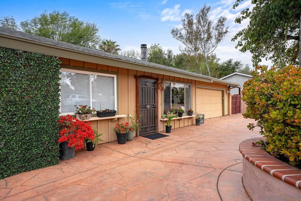 Photo of 2551 Buena Rosa, Fallbrook, CA 92028 (MLS # 260009790)