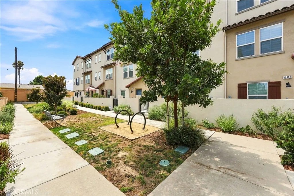 22318 Lily Ct