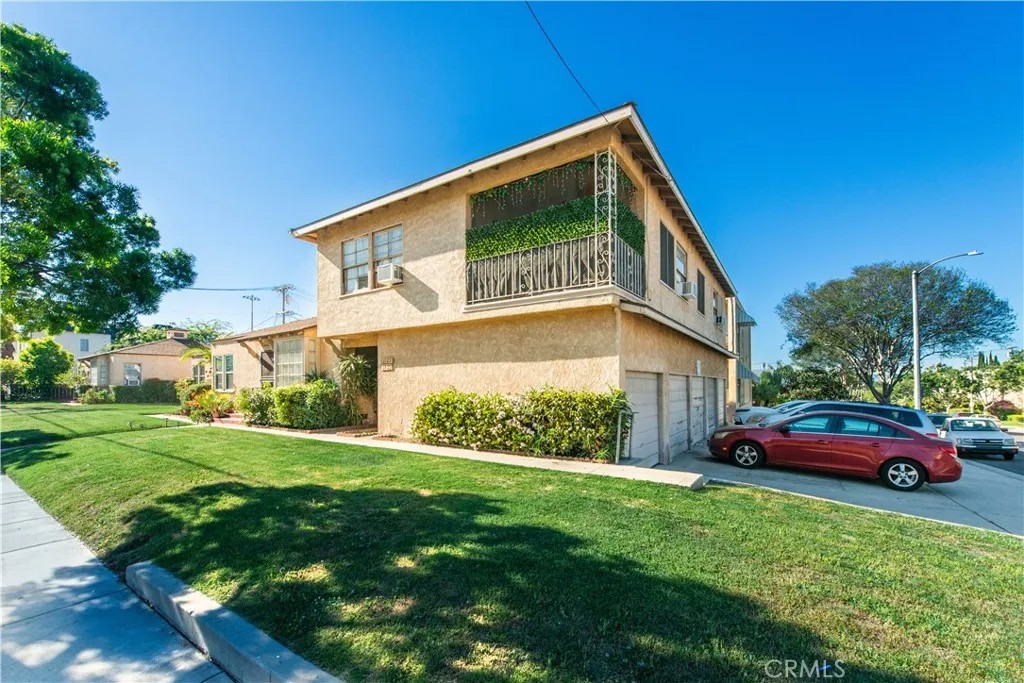 1113 N Glenoaks