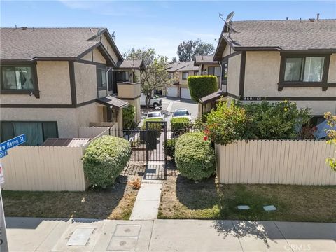 Photo of 8601 Sunland Boulevard #20, Sun Valley, CA 91352 (MLS # SR26109158)