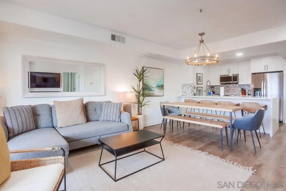 5726 La Jolla Blvd 201