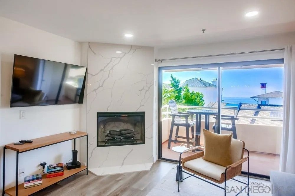 5726 La Jolla Blvd 201