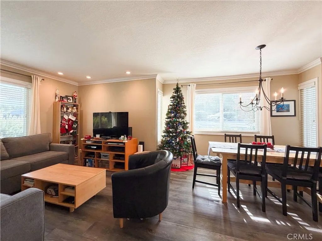 Photo of 201 Green Heath Pl, Thousand Oaks, CA 91361 (MLS # SR25276114)