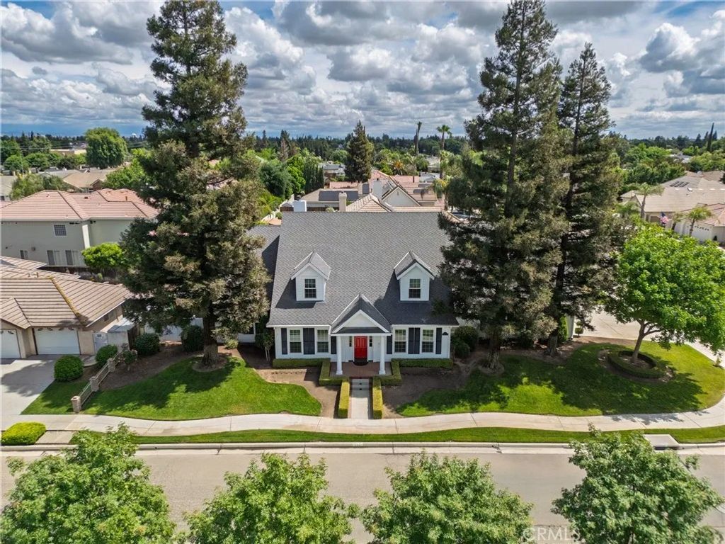 Photo of 575 Woodlands Dr, Madera, CA 93637 (MLS # MC26081000)