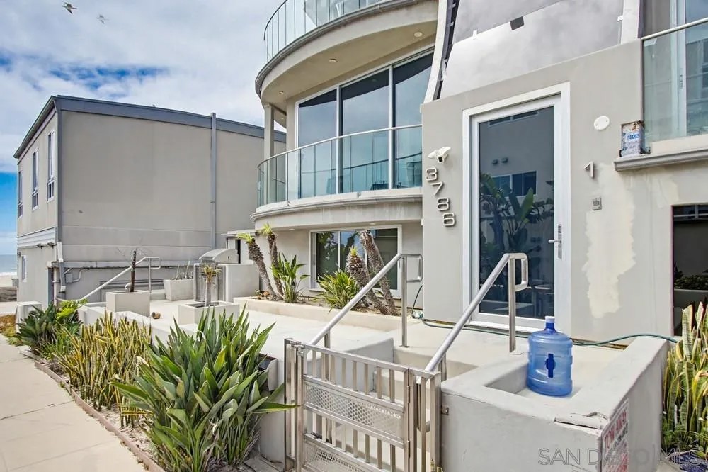 3786 Strandway 1