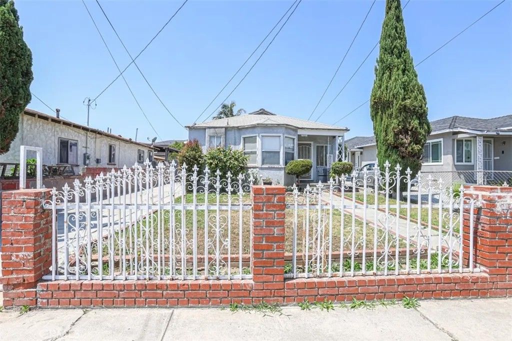 Photo of 10223 S Grevillea Ave, Inglewood, CA 90304 (MLS # OC26095422)