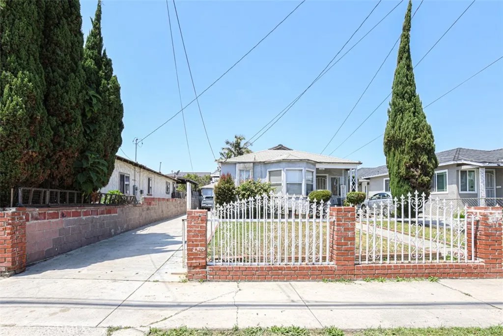 10223 S Grevillea