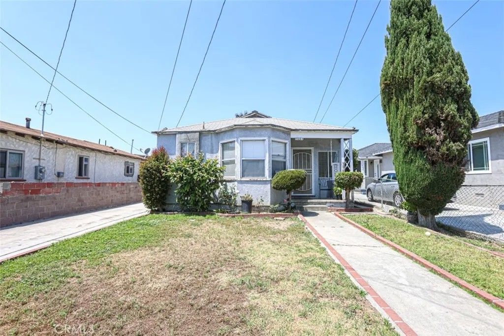 Photo of 10223 S Grevillea Ave, Inglewood, CA 90304 (MLS # OC26095422)