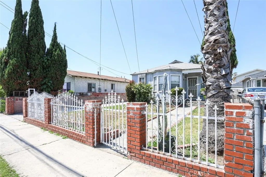 Photo of 10223 S Grevillea Ave, Inglewood, CA 90304 (MLS # OC26095422)
