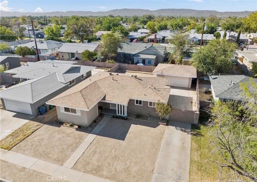 Photo of 1326 W Avenue H10, Lancaster, CA 93534 (MLS # SR25280810)