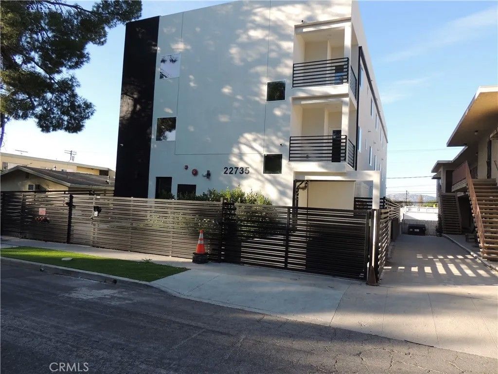 Photo of 22735 Del Valle Street #2, Woodland Hills, CA 91364 (MLS # SR25277937)