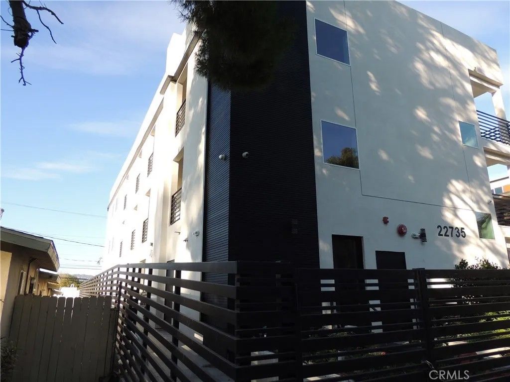 Photo of 22735 Del Valle Street #2, Woodland Hills, CA 91364 (MLS # SR25277937)