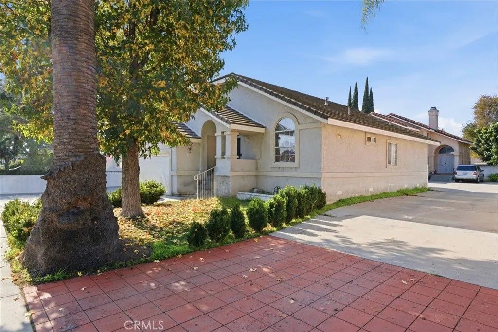 Photo of 15727 Virginia Avenue, Paramount, CA 90723 (MLS # CV25270370)