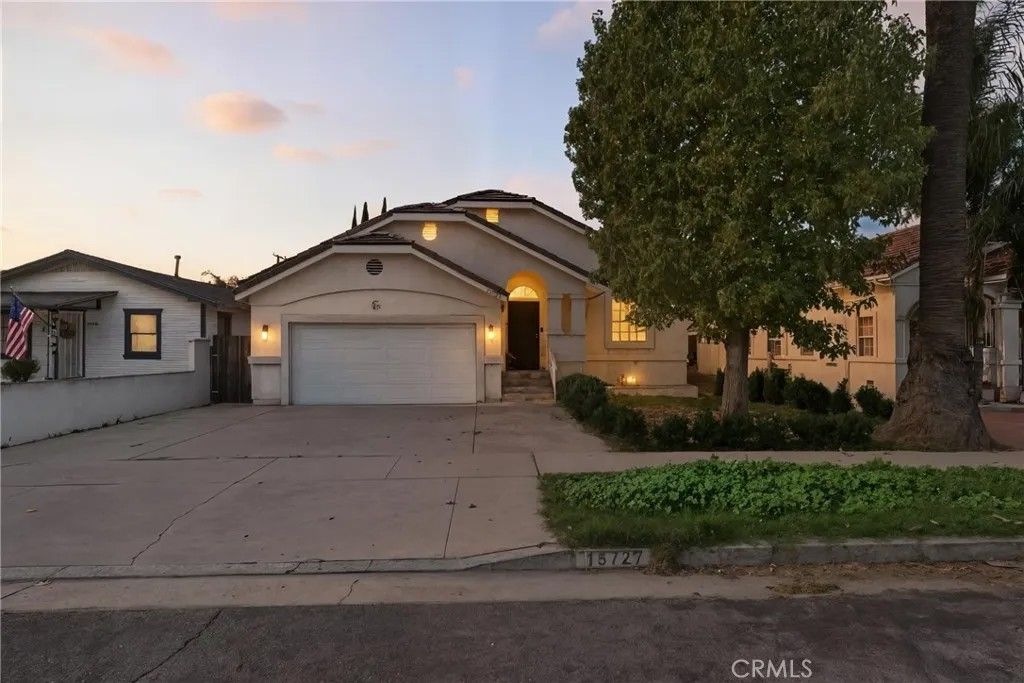 Photo of 15727 Virginia Avenue, Paramount, CA 90723 (MLS # CV25270370)