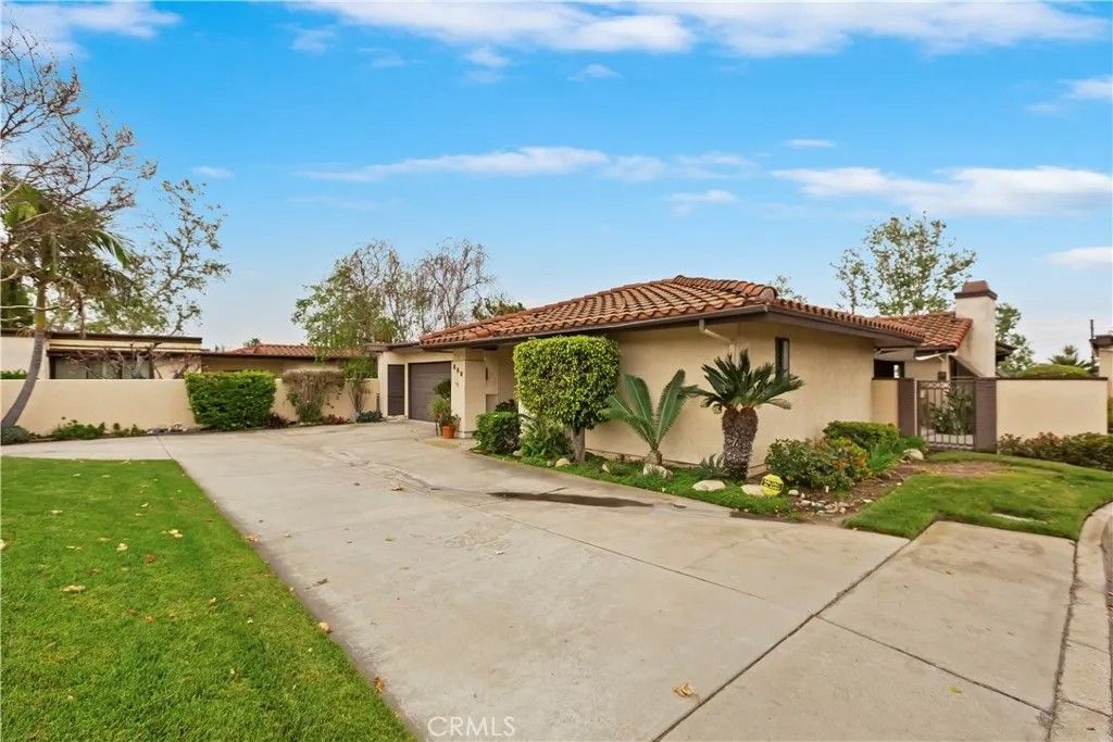 Photo of 880 El Mirador, Upland, CA 91784 (MLS # CV26069162)