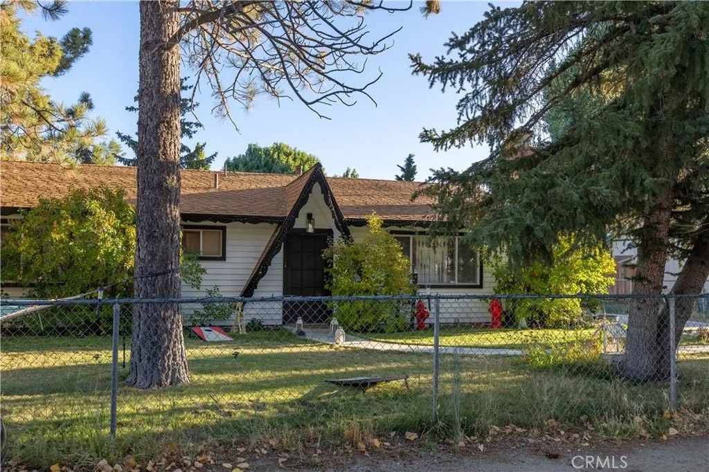 Photo of 332 Grenfall Lane, Big Bear Lake, CA 92314 (MLS # IG26028768)