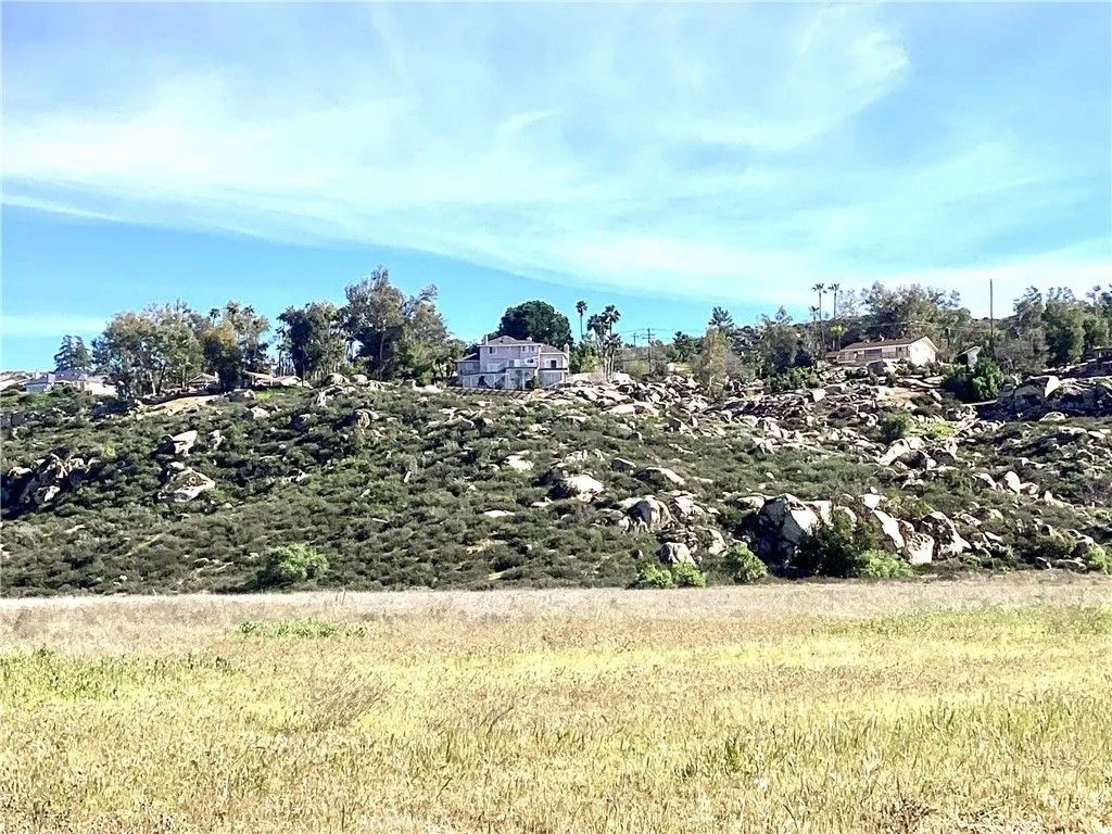 Photo of 27990 Vista Del Valle, Hemet, CA 92544 (MLS # SW25257403)