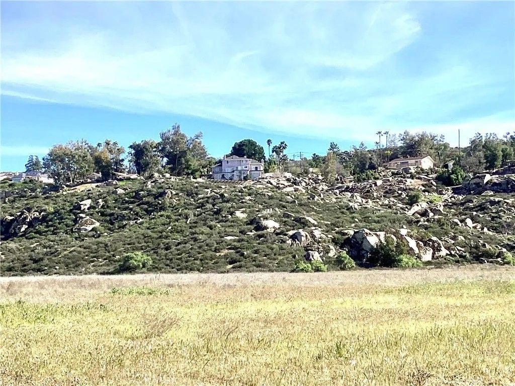 Photo of 27990 Vista Del Valle, Hemet, CA 92544 (MLS # SW25257403)