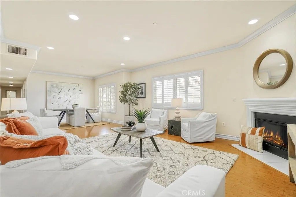 Photo of 11923 Darlington Avenue #302, Los Angeles, CA 90049 (MLS # SR25270284)