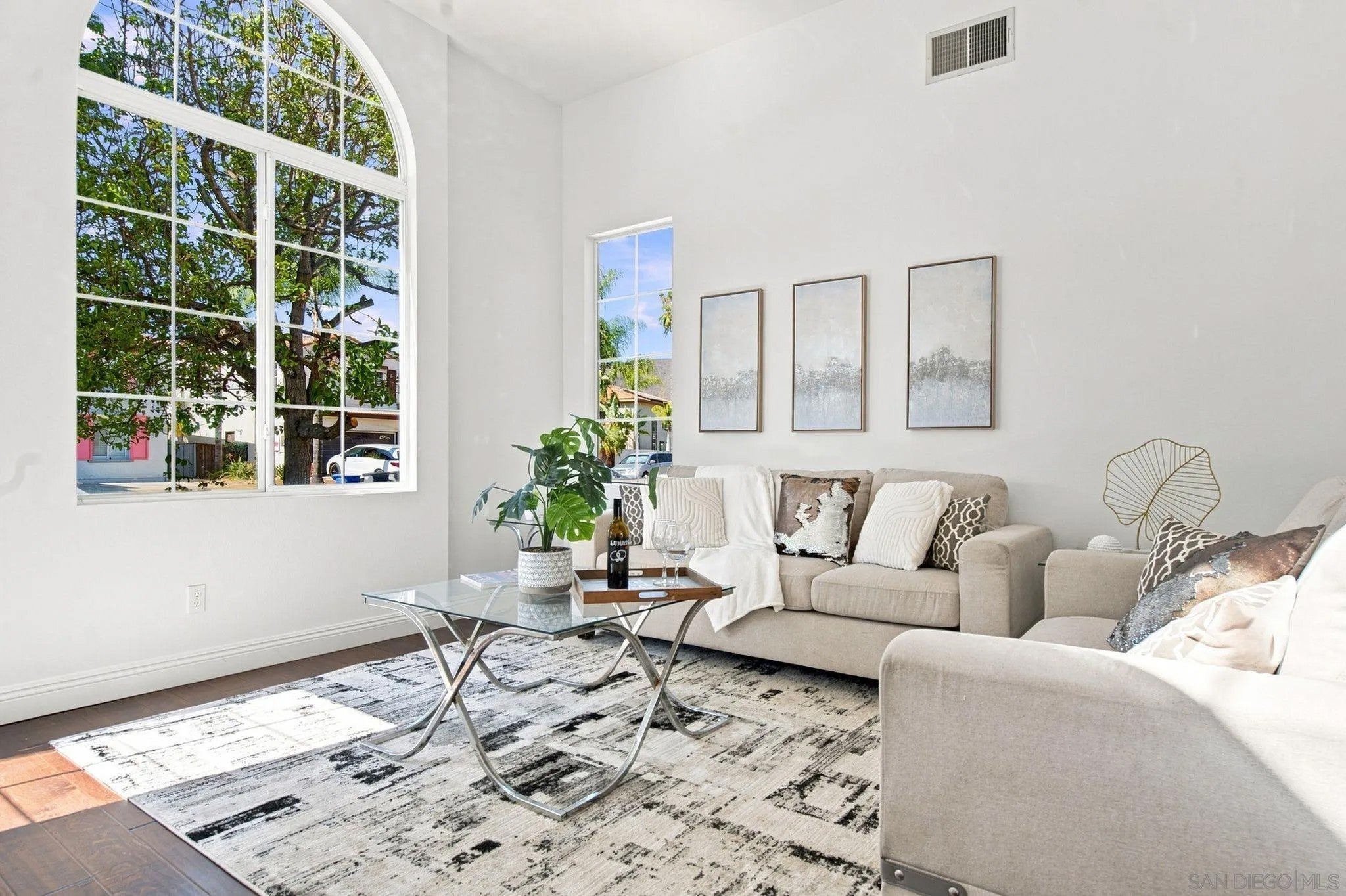 1049 Camino Del Sol