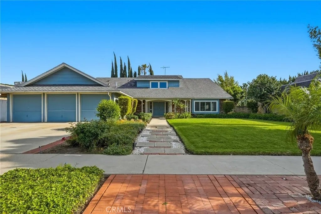 Photo of 19816 Septo Street, Chatsworth, CA 91311 (MLS # SR26100129)