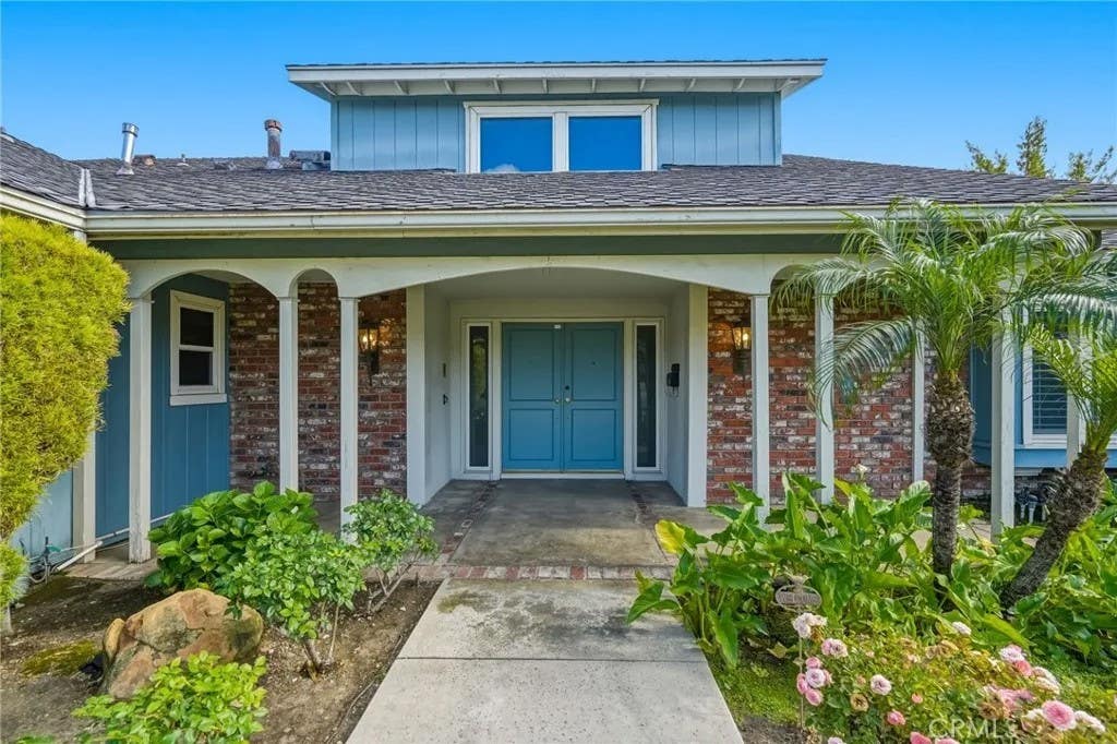 Photo of 19816 Septo Street, Chatsworth, CA 91311 (MLS # SR26100129)
