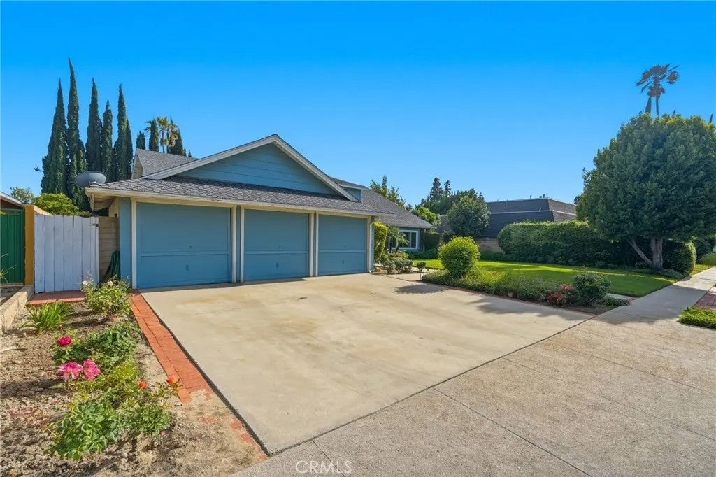 Photo of 19816 Septo Street, Chatsworth, CA 91311 (MLS # SR26100129)