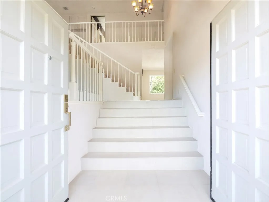5465 Valley View