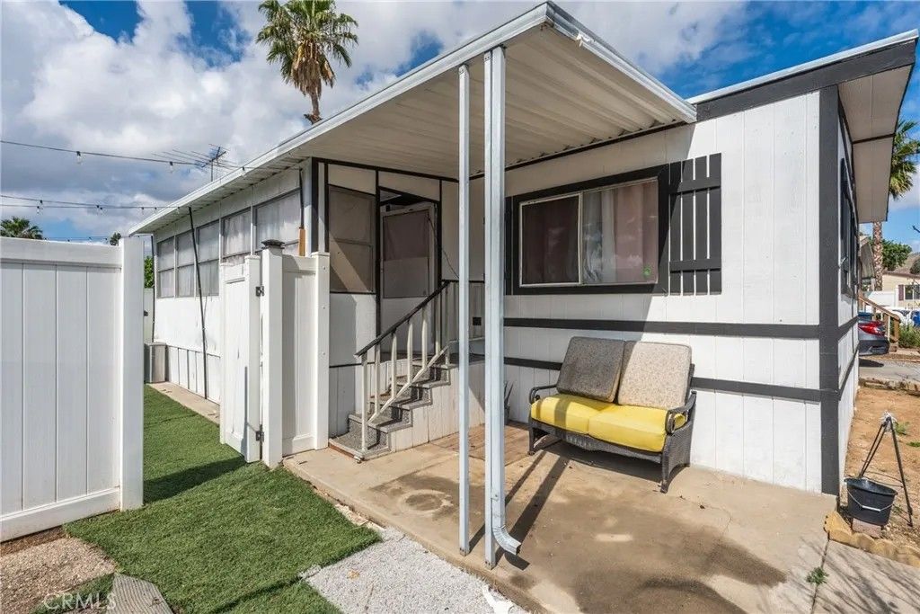 Photo of 3883 Buchanan Street, Riverside, CA 92503 (MLS # IV26073470)