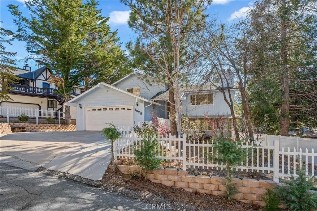 Photo of 1025 Rivera Dr, Wrightwood, CA 92397 (MLS # PW26024988)