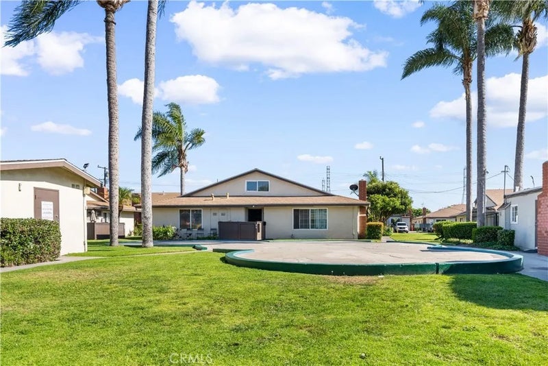 9166 Cerritos 48