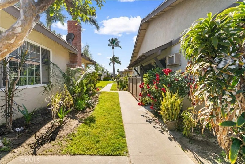 9166 Cerritos 48