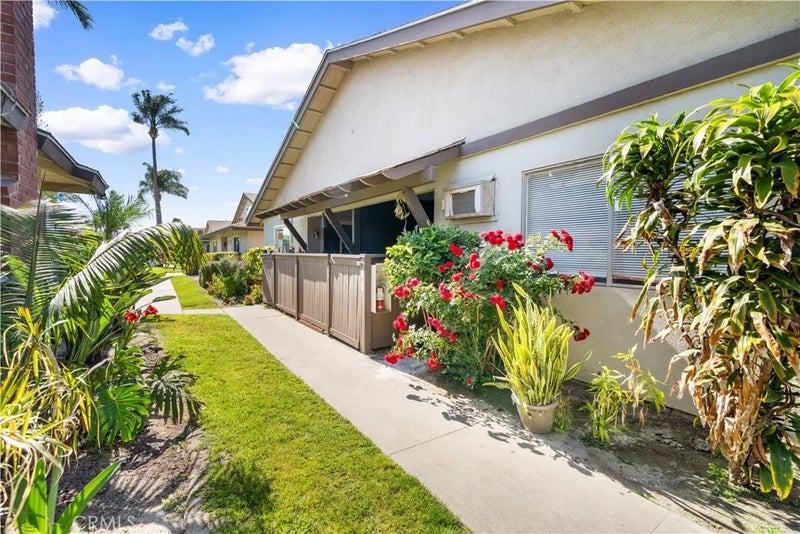 9166 Cerritos 48