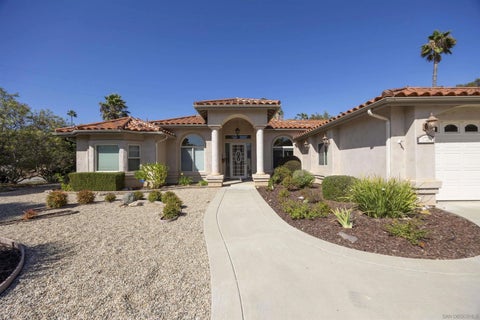 Photo of 1726 York View Circle, Vista, CA 92084 (MLS # 260023908)