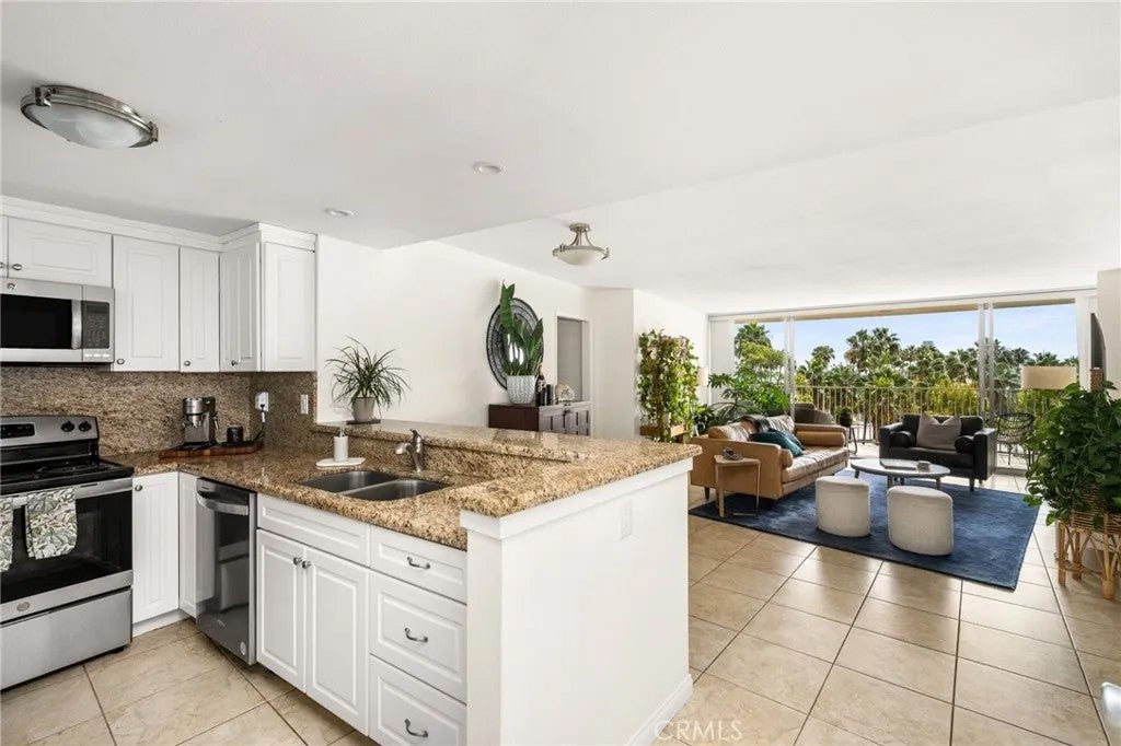 700 E Ocean 706