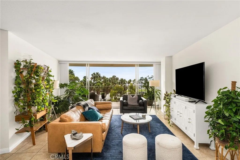 700 E Ocean 706