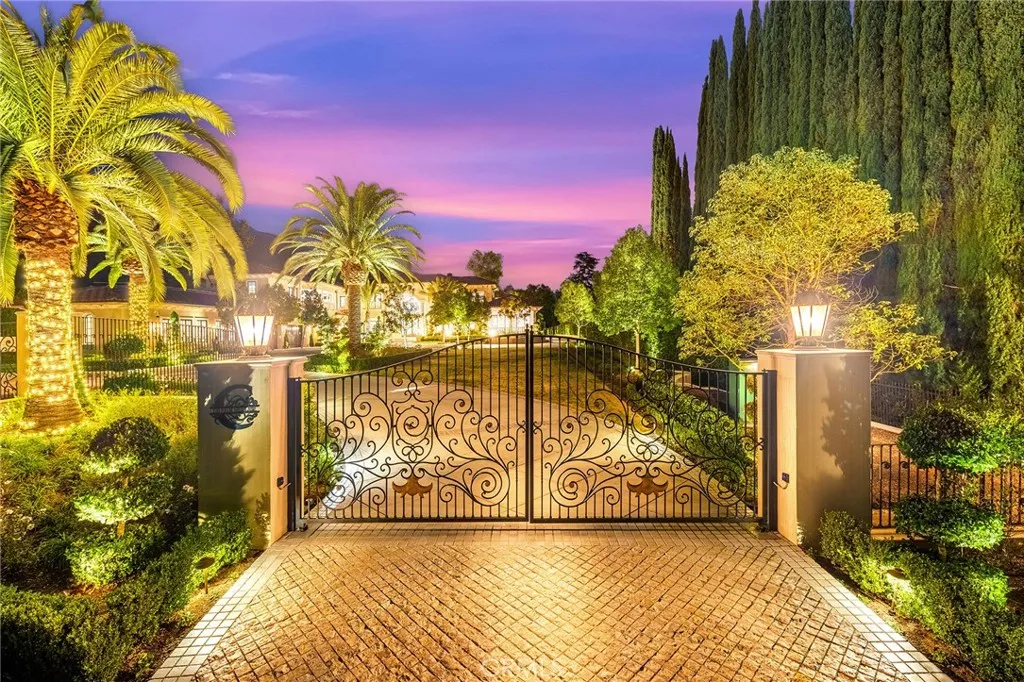 100 Palm Hill Lane