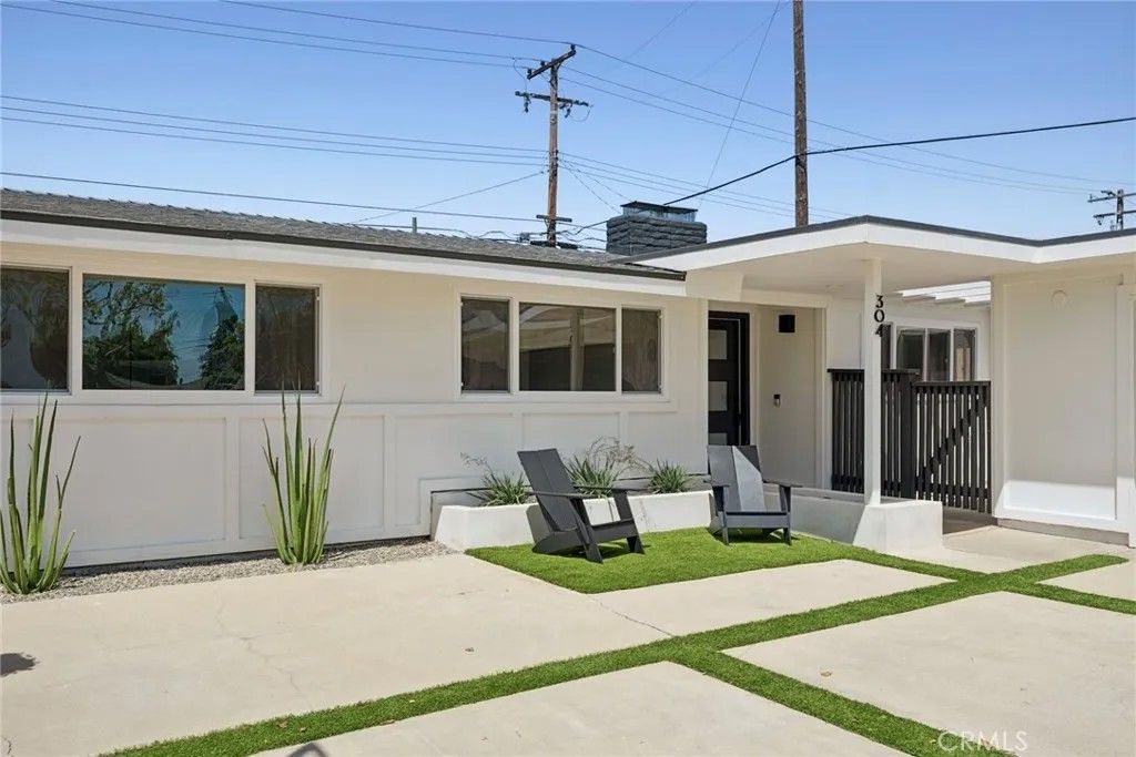 Photo of 304 Hanover Dr, Costa Mesa, CA 92626 (MLS # NP26091797)