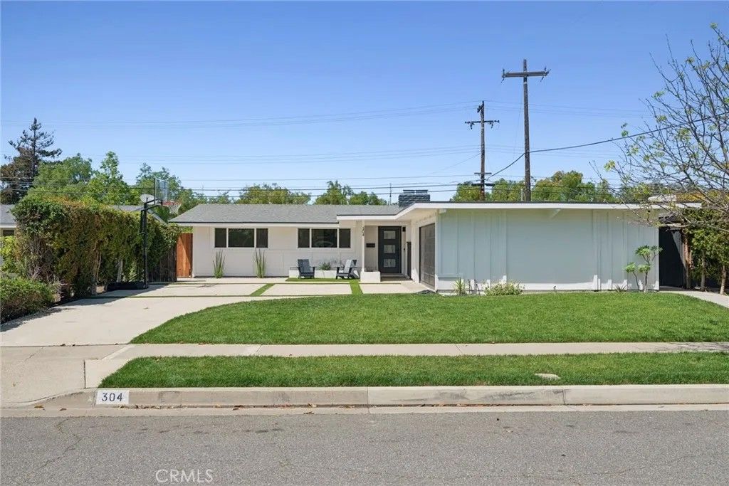 Photo of 304 Hanover Dr, Costa Mesa, CA 92626 (MLS # NP26091797)