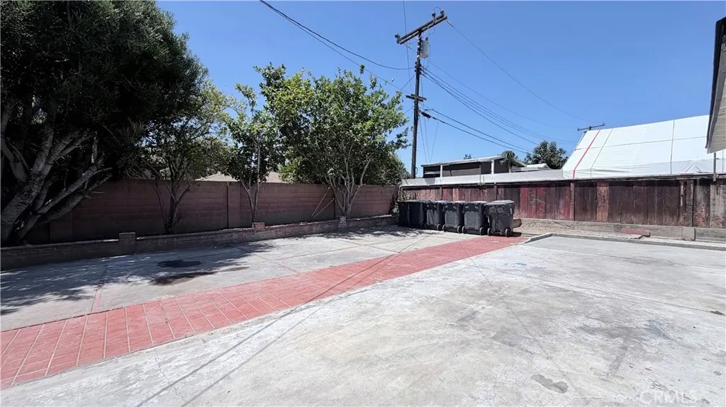 2702 W Maywood