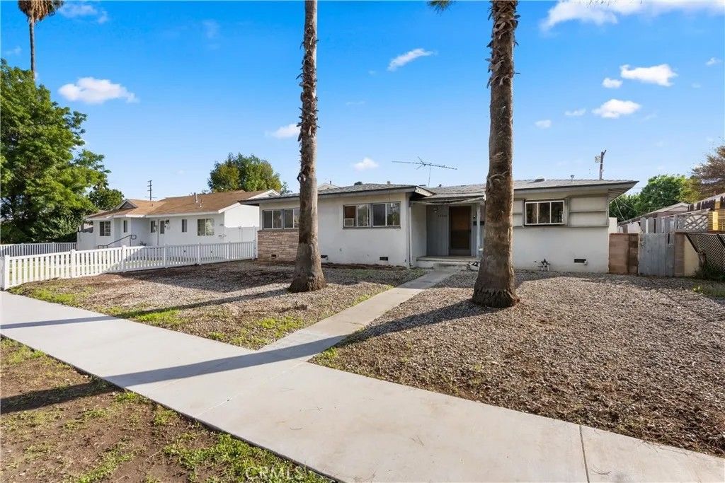 Photo of 18928 Victory Boulevard, Tarzana, CA 91335 (MLS # OC25265332)