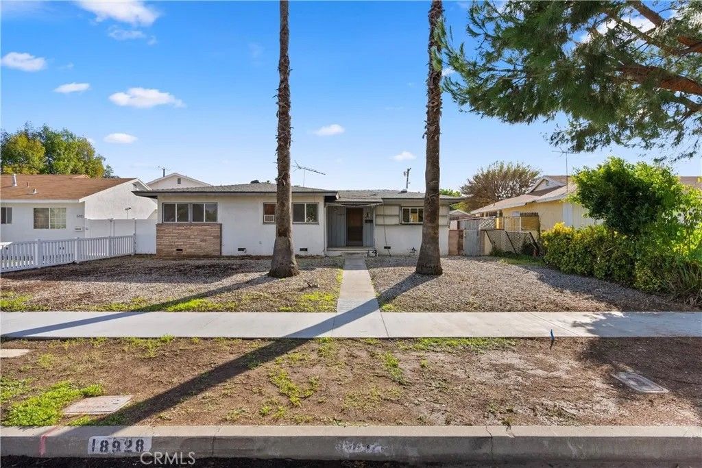 Photo of 18928 Victory Boulevard, Tarzana, CA 91335 (MLS # OC25265332)