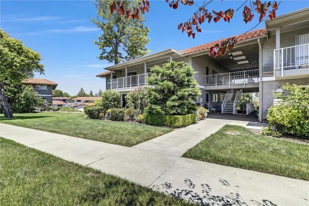 2208 Via Mariposa East Q