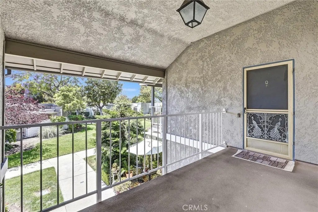 2208 Via Mariposa East Q